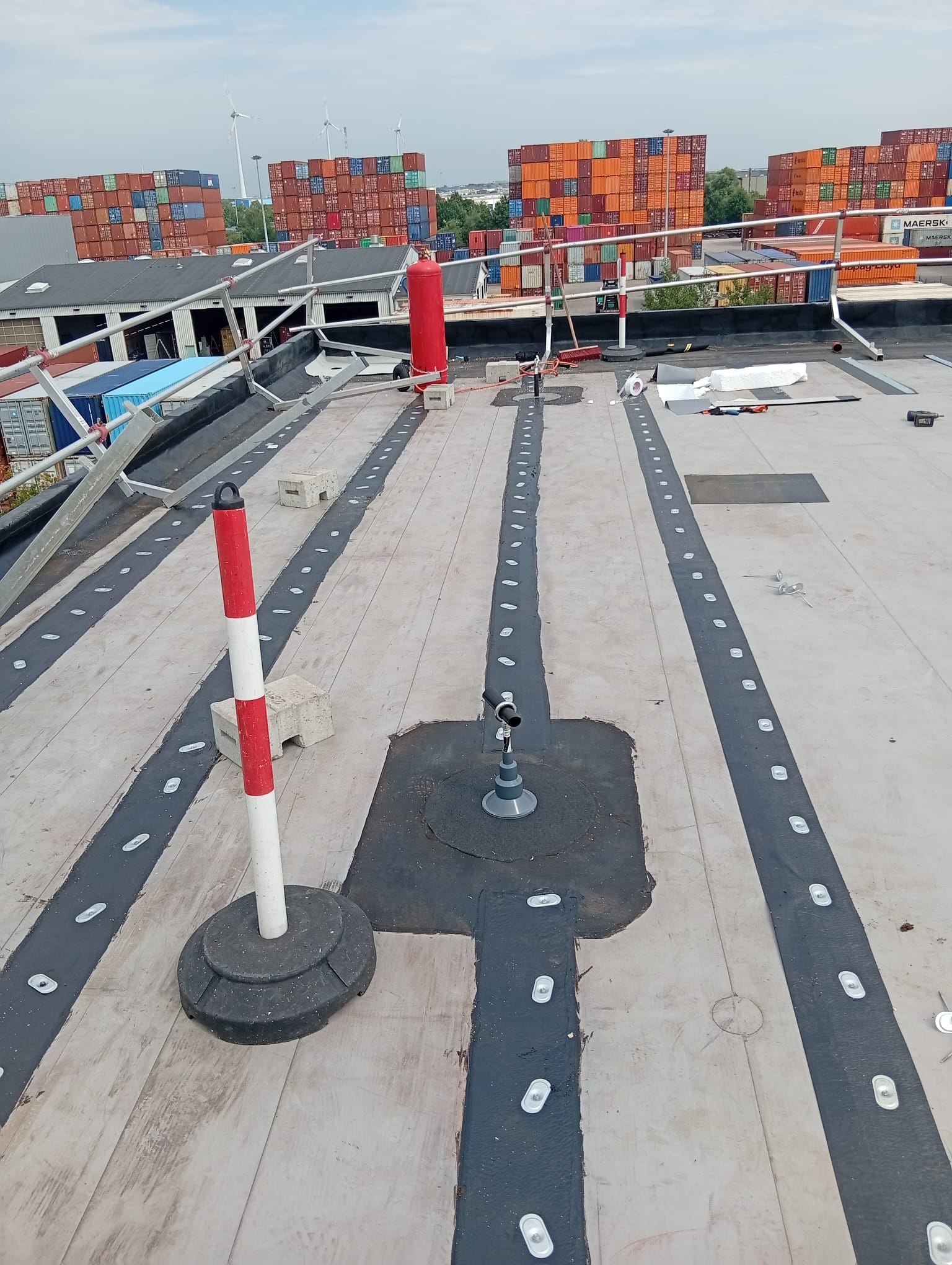 Dachaufbauten und Sicherungselemente auf dem Logistikdach